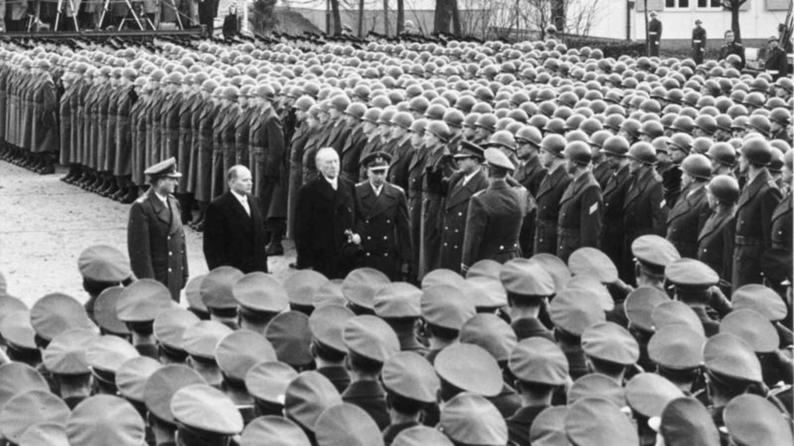 Bundesarchiv_Bild_146-1998-006-34,_Andernach,_Adenauer_besucht_Bundeswehr.jpg