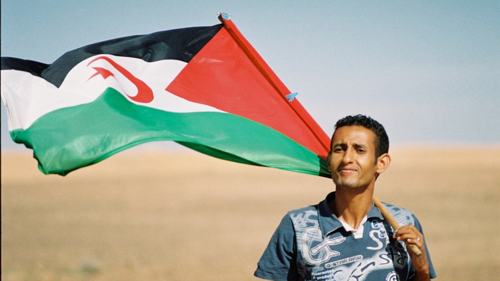 Sahrawi_with_flag.jpg