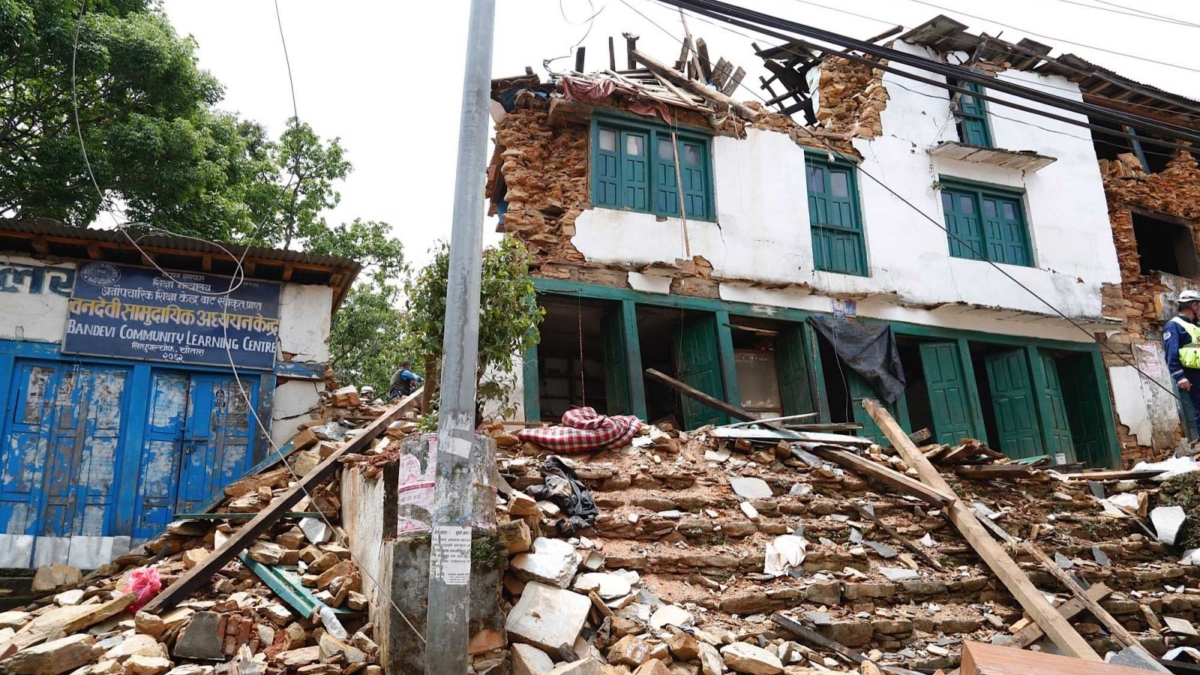 UK_Search_and_Rescue_teams_reach_Chautara,_Nepal_(17313902285).jpg