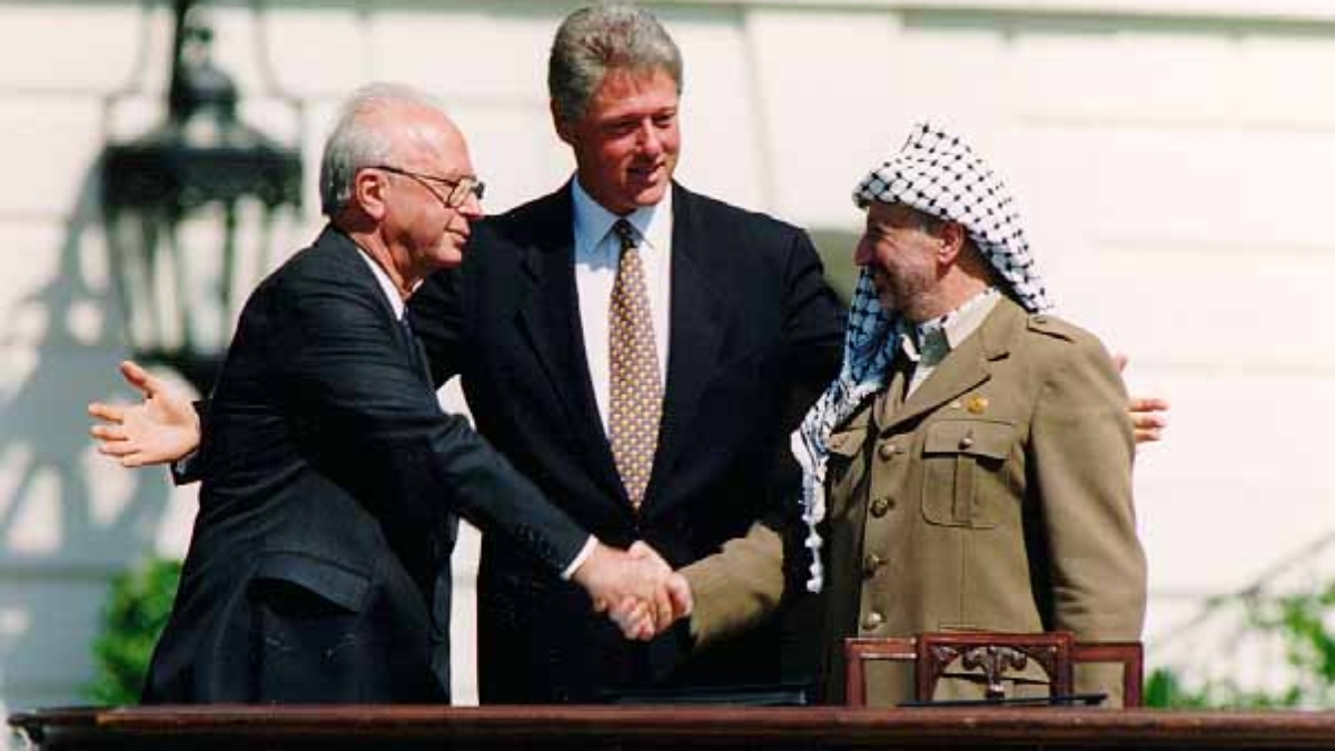 Bill_Clinton,_Yitzhak_Rabin,_Yasser_Arafat_at_the_White_House_1993-09-13.jpg