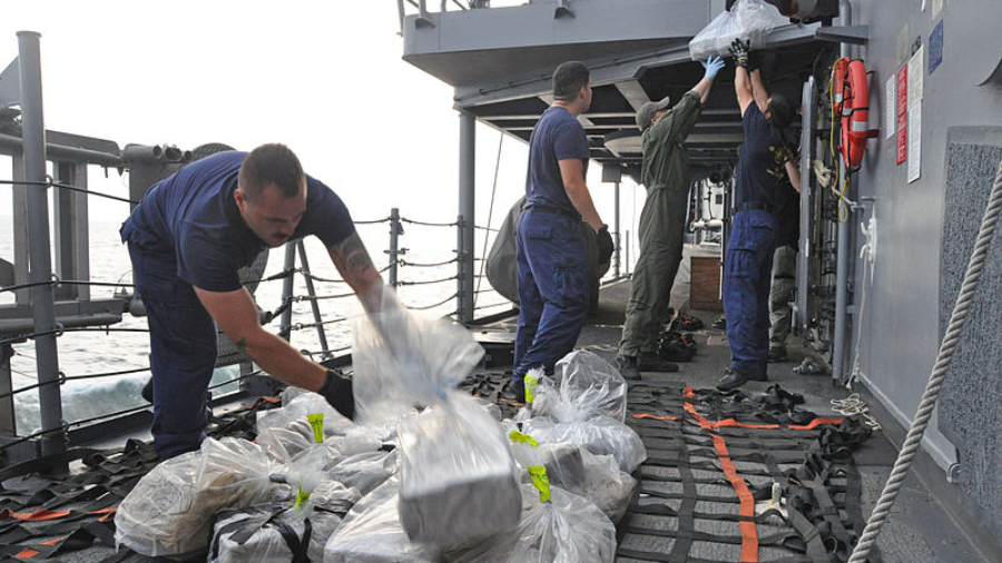 USS_Rentz_confiscates_cocaine._(9789043406).jpg