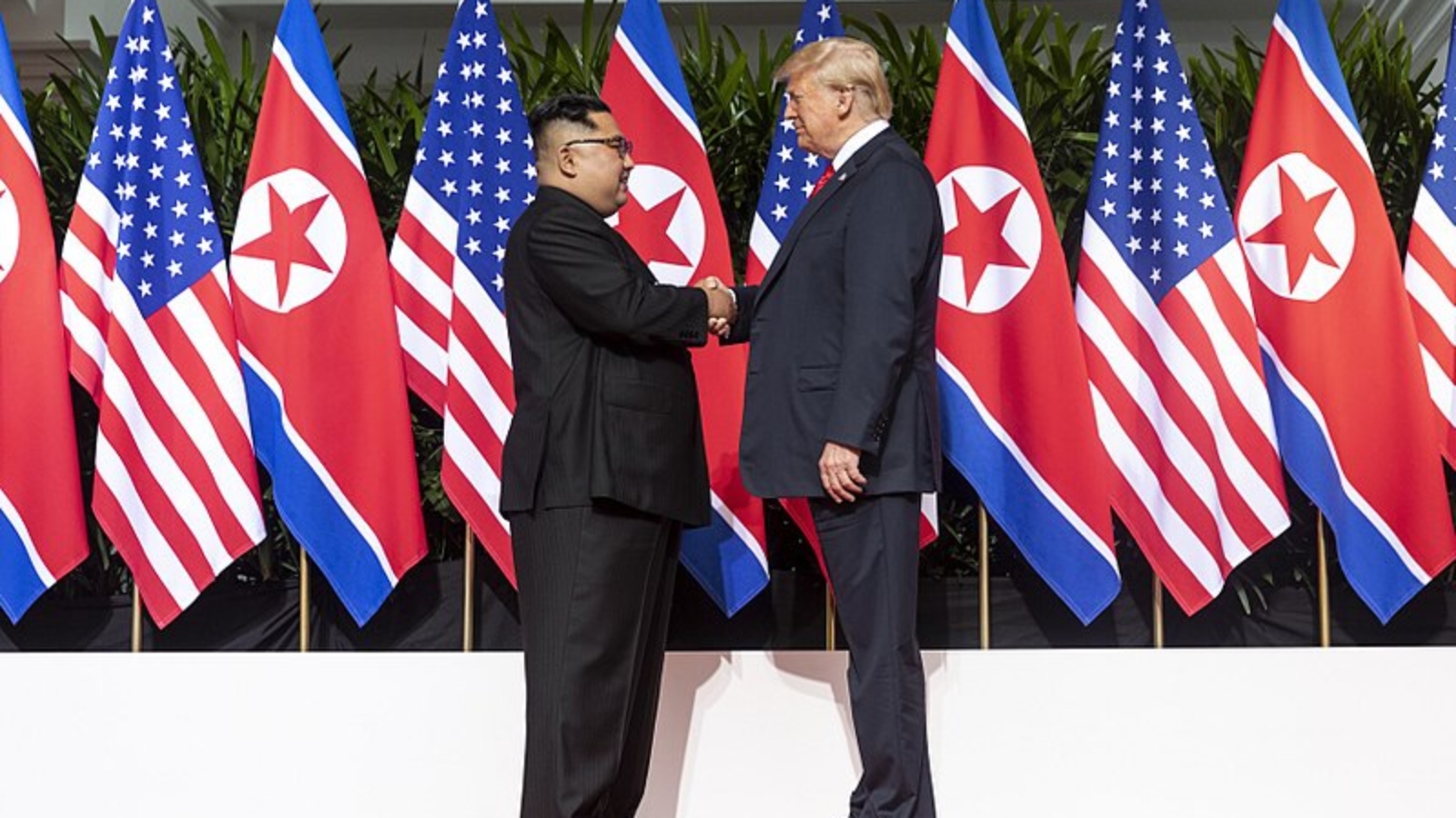800px-Kim_and_Trump_shaking_hands_at_the_red_carpet_during_the_DPRK–USA_Singapore_Summit