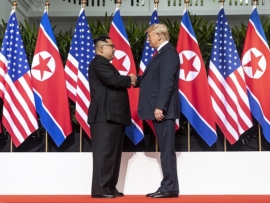 800px-Kim_and_Trump_shaking_hands_at_the_red_carpet_during_the_DPRK–USA_Singapore_Summit